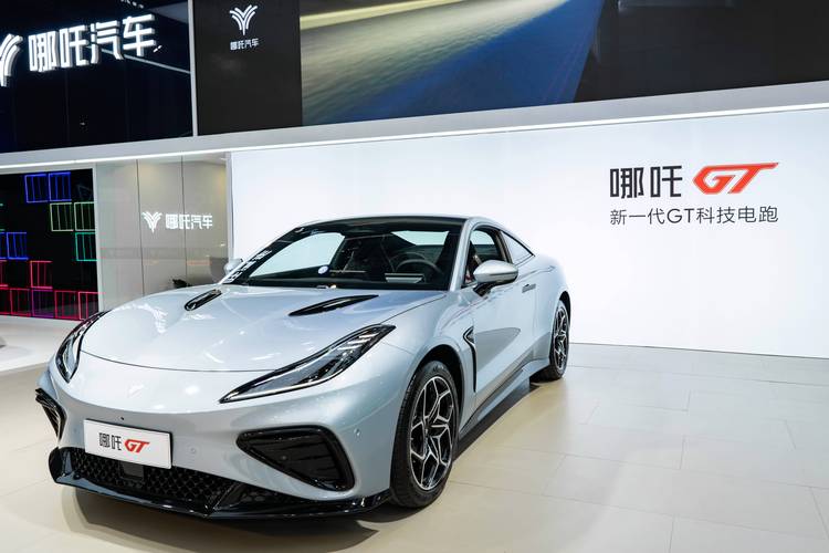 深圳77哪吒汽车在智能汽车领域的表现，领途汽车在新能源汽车市场中的影响力